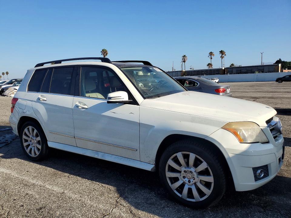 2010 Mercedes-benz Glk-class VIN WDCGG5GB3AF484219 COPART salvage auction — MINOR DENT/SCRATCHES, CA - DIS/DLR/EXP ONLY CLEAN TITLE, sold $900 on 2026-08-07 (photo 4)