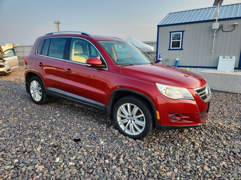 2011 Volkswagen Tiguan VIN WVGBV7AX2BW001063 COPART salvage auction — MINOR DENT/SCRATCHES, MO - CERTIFICATE OF TITLE, sold $700 on 2026-08-12 (photo 4)