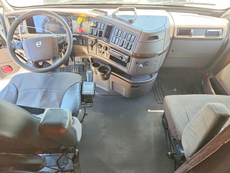 2016 Volvo VIN 4V4NC9EJ5GN948883 COPART salvage auction — NORMAL WEAR, Ca - Dis/Dlr/Exp Only Clean Title, sold $10,000 on 2026-09-18 (photo 8)