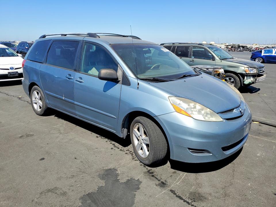 2008 Toyota Sienna VIN 5TDZK23C58S205423 COPART salvage auction — SIDE, CA - DIS/DLR/EXP ONLY CLEAN TITLE, sold $1,200 on 2026-08-17 (photo 4)