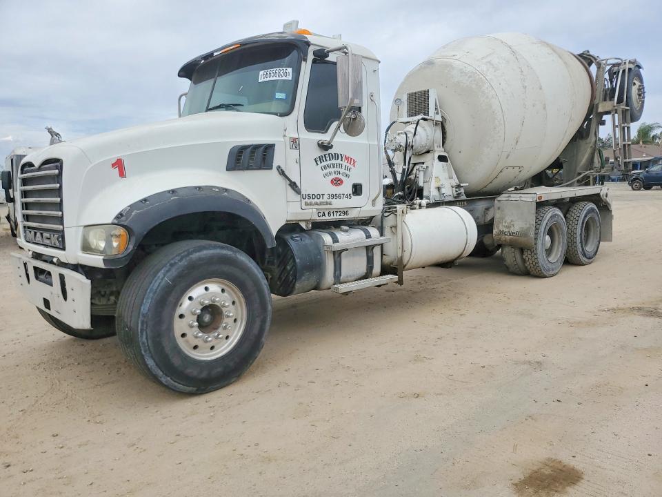 2014 Mack Granite VIN 1M2AX04C5EM020230 — COPART salvage auction photo