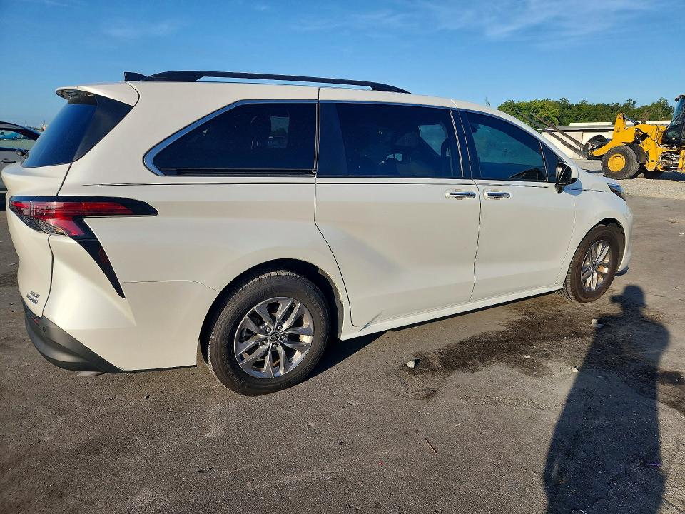 2022 Toyota Sienna VIN 5TDYRKECXNS104894 COPART salvage auction — SIDE, Fl - Cert Of Title Slvg Rebuildable, sold $20,300 on 2026-08-19 (photo 3)