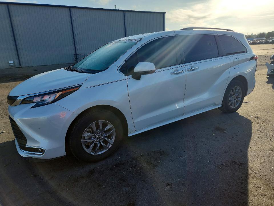 2022 Toyota Sienna VIN 5TDYRKECXNS104894 — COPART salvage auction photo