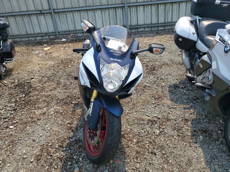 2025 Suzuki Gsx-r VIN JS1GR7MA0S7100992 COPART salvage auction — REAR END, WA - BILL OF SALE, sold $2,800 on 2026-09-04 (photo 2)