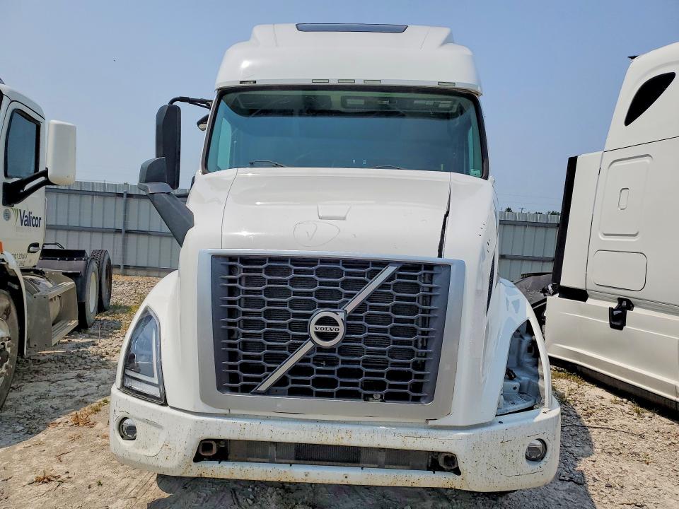 2020 Volvo VNR VIN 4V4WC9EH6LN247412 COPART salvage auction — ALL OVER, OH - CERT OF TITLE-SALVAGE, sold $1,300 on 2026-09-08 (photo 5)