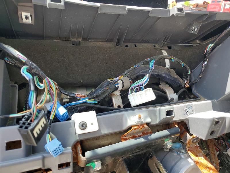 2021 Isuzu VIN 54DC4J1D4MS200359 COPART salvage auction — ROLLOVER, Ky - Cert Of Title-Salvage (P), sold $3,600 on 2026-10-08 (photo 9)