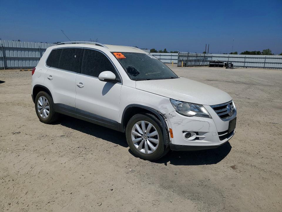 2011 Volkswagen Tiguan VIN WVGAV7AX0BW503520 COPART salvage auction — FRONT END, CA - DIS/DLR/EXP ONLY LIEN PAPERS, sold $100 on 2026-08-07 (photo 4)