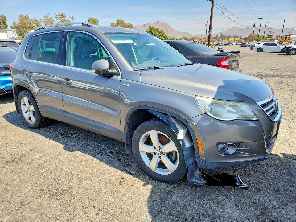 2010 Volkswagen Tiguan VIN WVGAV9AX6AW518792 COPART salvage auction — MINOR DENT/SCRATCHES, CA - DIS/DLR/EXP ONLY CLEAN TITLE, sold $125 on 2026-08-13 (photo 4)