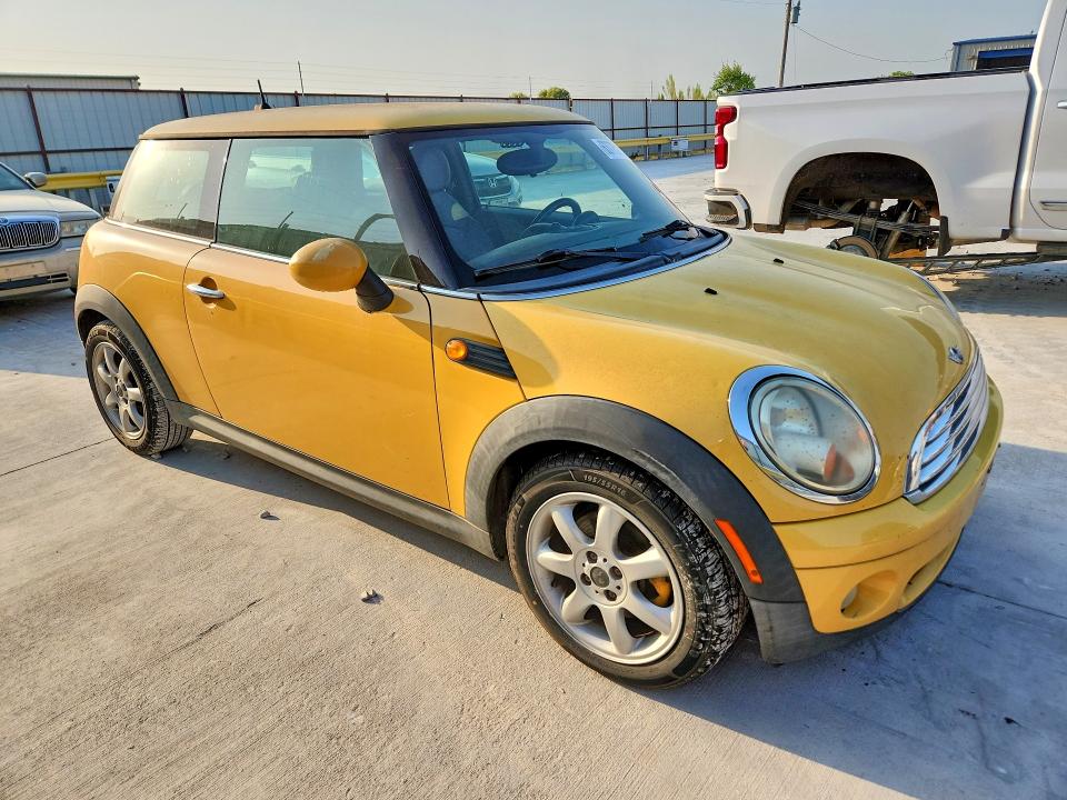 2009 Mini Cooper VIN WMWMF33509TU70997 COPART salvage auction — NORMAL WEAR, Tx - Certificate Of Title, sold $475 on 2026-08-11 (photo 4)