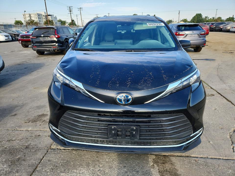 2024 Toyota Sienna VIN 5TDYRKEC9RS215586 COPART salvage auction — ROLLOVER, Salvage Title, sold $15,700 on 2026-08-20 (photo 5)
