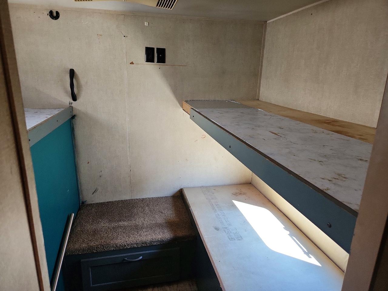 2018 Gulf stream Trailmaste VIN 1NL1G3320J1130011 COPART salvage auction — Side, MI - CERTIFICATE OF TITLE, sold $4,450 on 2026-09-08 (photo 8)
