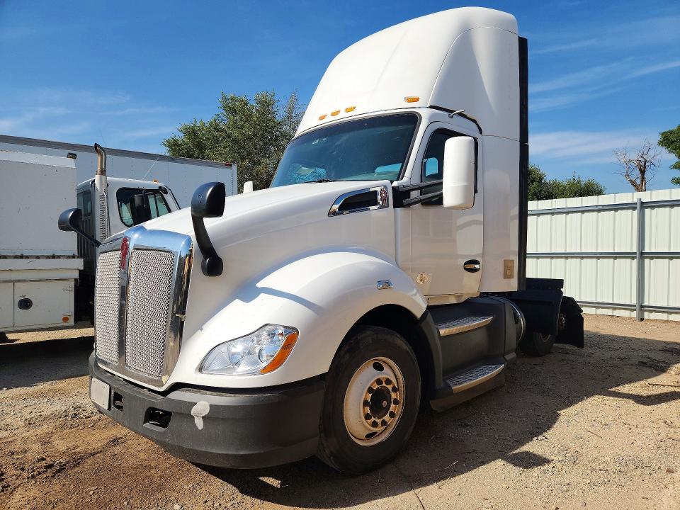 2019 Kenworth T680 VIN 1XKYA48X8KJ297190 COPART salvage auction — NORMAL WEAR, IN - CERTIFICATE OF TITLE, sold $7,200 on 2026-09-01 (photo 1)