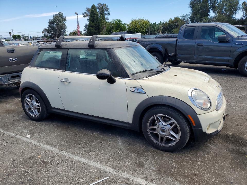 2010 Mini Cooper VIN WMWMF7C56ATZ73994 COPART salvage auction — MINOR DENT/SCRATCHES, CA - DIS/DLR/EXP ONLY CLEAN TITLE, sold $850 on 2026-10-02 (photo 4)