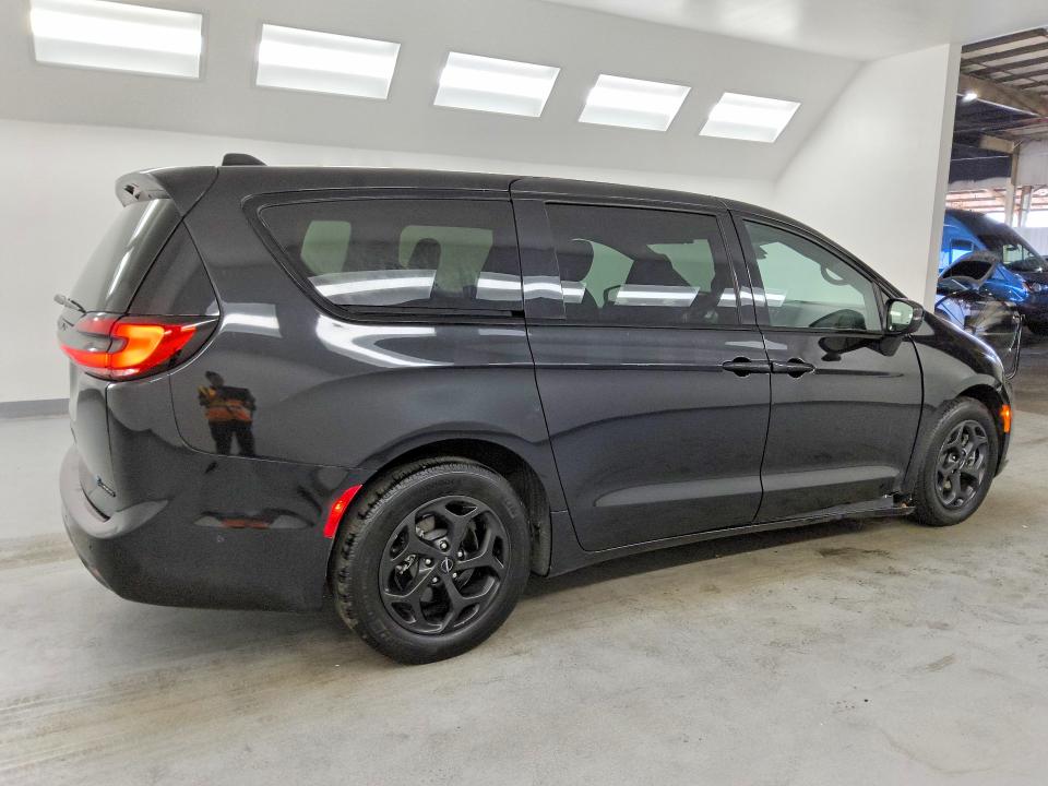 2023 Chrysler Pacifica VIN 2C4RC1L74PR632822 COPART salvage auction — MINOR DENT/SCRATCHES, Ca - Certificate Of Title, sold $18,200 on 2026-10-08 (photo 3)