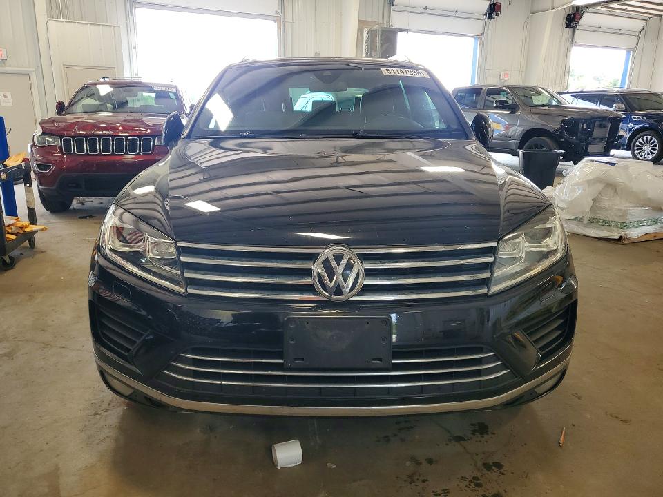 2017 Volkswagen Touareg VIN WVGRF7BPXHD001438 COPART salvage auction — MINOR DENT/SCRATCHES, Mn - Certificate Of Title, sold $1,700 on 2026-08-13 (photo 5)