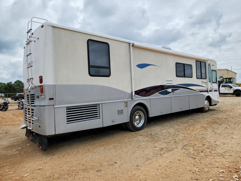2000 Freightliner VIN 4UZ6XJCA1YCH14311 COPART salvage auction — VANDALISM, AL - CERT OF TITLE-FLOOD SALVAGE, sold $1,050 on 2026-09-02 (photo 4)