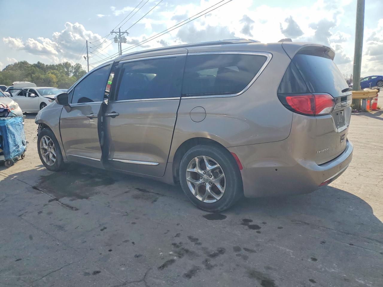 2017 Chrysler Pacifica VIN 2C4RC1GG7HR770608 COPART salvage auction — Front End, OK - CERT OF TITLE-REBUILT, sold $675 on 2026-10-08 (photo 2)