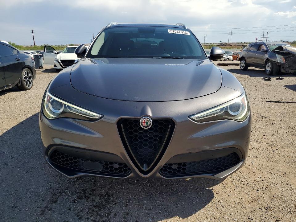 2018 Alfa romeo Stelvio VIN ZASFAKBN7J7C17539 COPART salvage auction — MINOR DENT/SCRATCHES, AZ - CERTIFICATE OF TITLE, sold $9,000 on 2026-09-09 (photo 5)