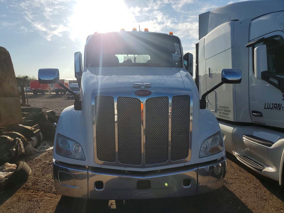 2019 Peterbilt 579 VIN 1XPBDP9X2KD630537 COPART salvage auction — NORMAL WEAR, AZ - CERTIFICATE OF TITLE, sold $5,700 on 2026-09-15 (photo 5)