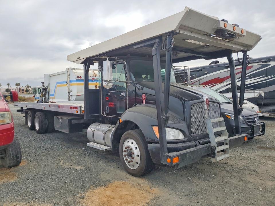 2017 Kenworth T680 VIN 1XKYDP9X6HJ135879 COPART salvage auction — MINOR DENT/SCRATCHES, WI - DIS/DLR/EXP ONLY CLEAN TITLE, sold $28,250 on 2026-08-28 (photo 4)