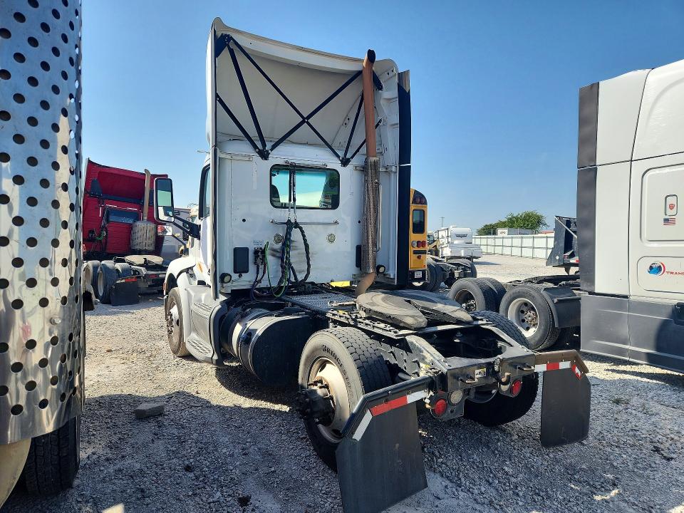 2018 Peterbilt 579 VIN 1XPBA48X1JD477432 COPART salvage auction — NORMAL WEAR, IN - CERTIFICATE OF TITLE, sold $12,000 on 2026-09-02 (photo 2)