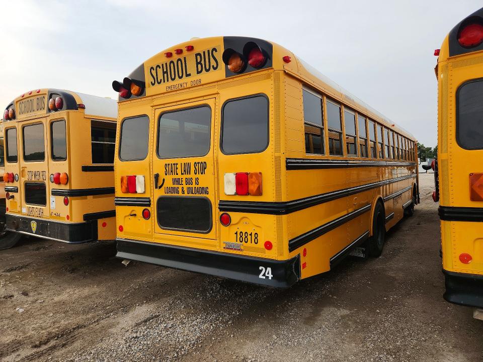 2011 Thomabuses VIN 1T88T4E24B1136056 COPART salvage auction — NORMAL WEAR, KS - CERTIFICATE OF TITLE, sold $2,000 on 2026-09-22 (photo 3)