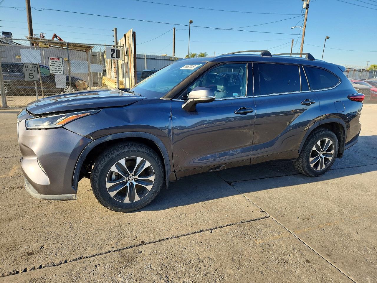 2020 Toyota Highlander VIN 5TDHZRBH1LS030318 — COPART salvage auction photo
