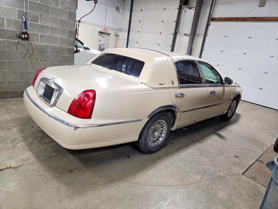 2000 Lincoln TOWN CAR VIN 1LNHM83W1YY914126 COPART salvage auction — MINOR DENT/SCRATCHES, AK - CERTIFICATE OF VEHICLE TITLE, sold $375 on 2026-09-22 (photo 3)