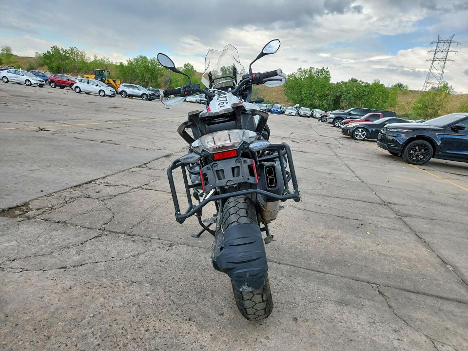 2022 BMW R 1250 VIN WB10M0302N6F27168 COPART salvage auction — SIDE, Co - Public - Salvage Title, sold $10,600 on 2026-09-10 (photo 4)