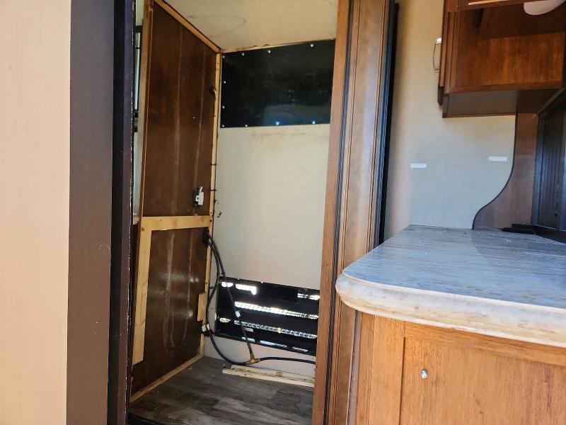 2018 Grand design Reflection VIN 573FR3321J3317356 COPART salvage auction — WATER/FLOOD, CA - SALVAGE CERTIFICATE, sold $5,900 on 2026-09-17 (photo 6)