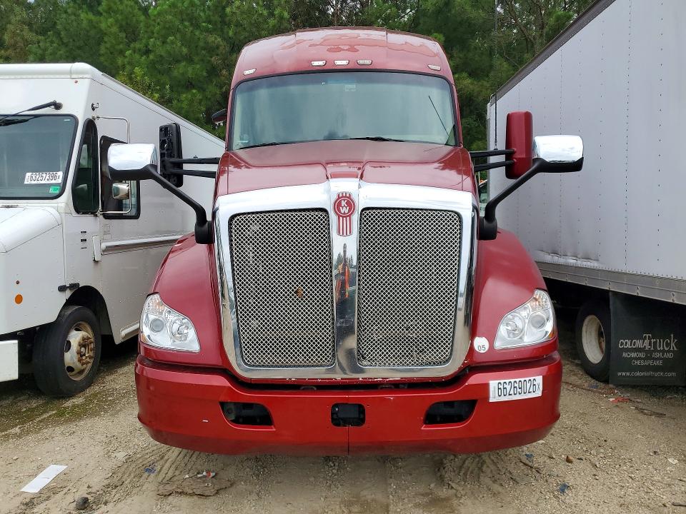 2016 Kenworth T680 VIN 1XKYDP9X3GJ483024 COPART salvage auction — MINOR DENT/SCRATCHES, VA - CERTIFICATE OF TITLE, sold $10,000 on 2026-09-01 (photo 5)