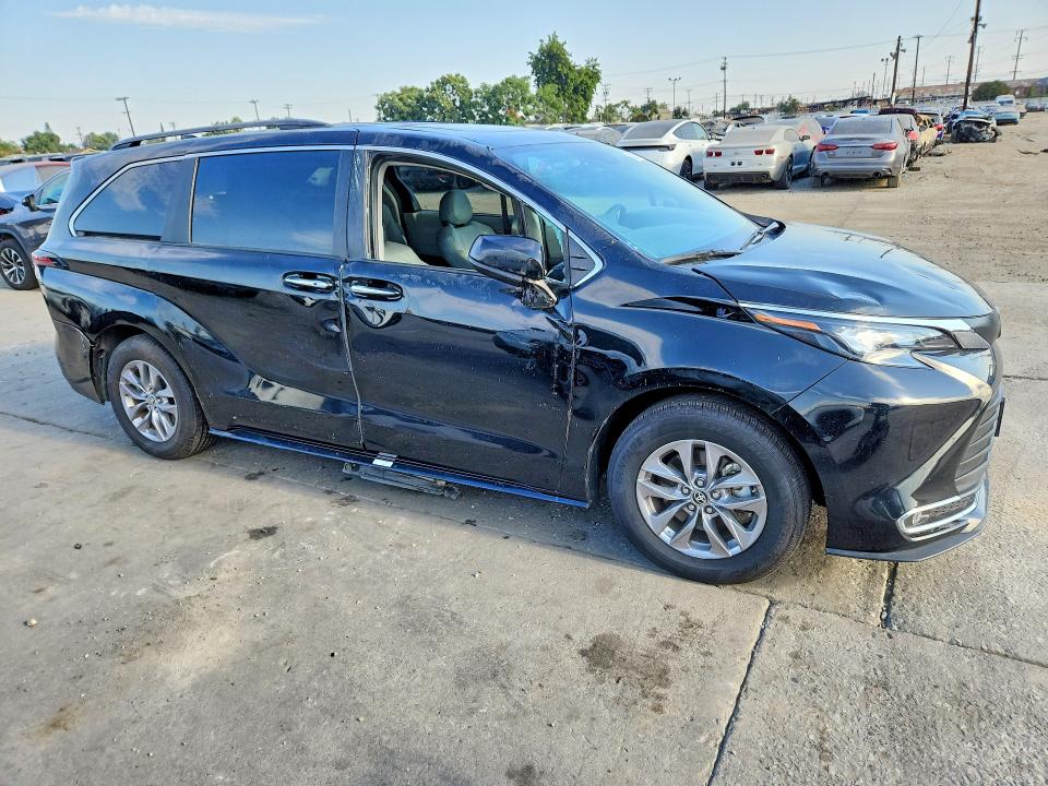 2024 Toyota Sienna VIN 5TDYRKEC9RS215586 COPART salvage auction — ROLLOVER, Salvage Title, sold $15,700 on 2026-08-20 (photo 4)