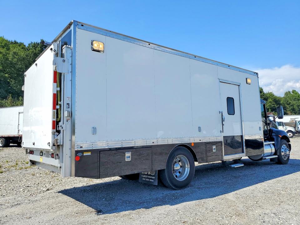 2017 Kenworth Constructi VIN 2NKHHM6X9HM172600 COPART salvage auction — MINOR DENT/SCRATCHES, IL - CERTIFICATE OF TITLE, sold $45,000 on 2026-09-18 (photo 3)