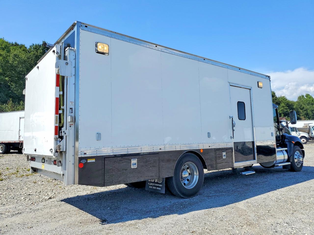 2017 Kenworth Constructi VIN 2NKHHM6X9HM172600 COPART salvage auction — Minor Dent/Scratches, IL - CERTIFICATE OF TITLE, sold $30,000 on 2026-09-11 (photo 3)