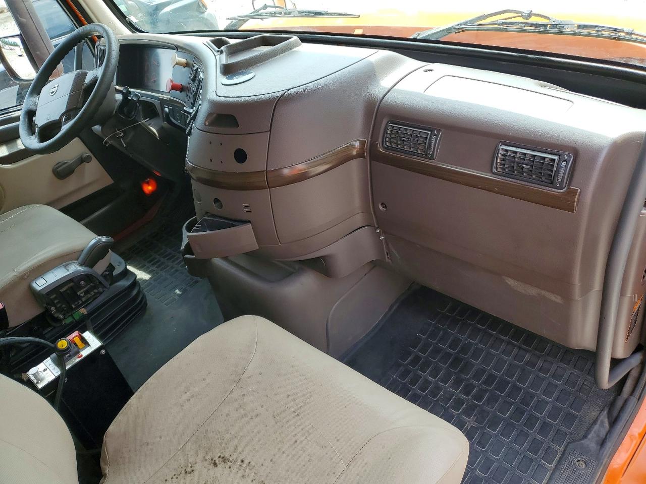 2014 Volvo Vhd VIN 4V4KC9EGXEN151209 COPART salvage auction — Minor Dent/Scratches, NC - SALVAGE CERT-REBUILT, sold $10,300 on 2026-08-25 (photo 8)