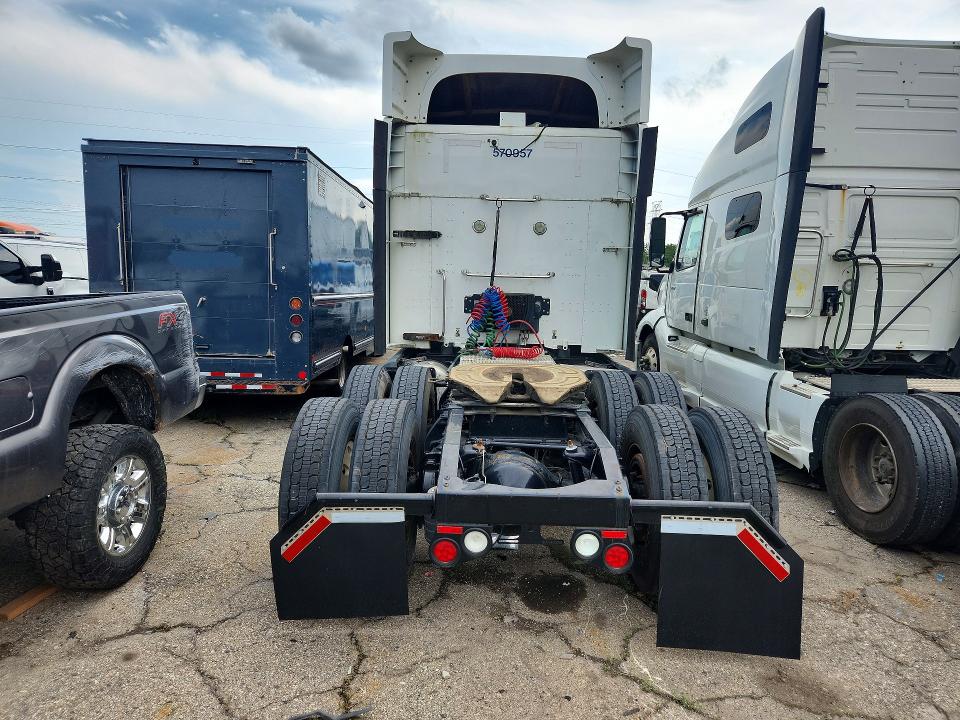 2015 Peterbilt 579 VIN 1XPBD49X4FD285337 COPART salvage auction — MINOR DENT/SCRATCHES, MI - CERTIFICATE OF TITLE, sold $11,800 on 2026-10-13 (photo 6)