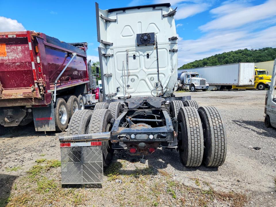 2018 Freightliner Cascadia 125 VIN 3ALXGF00XJDJS7591 COPART salvage auction — SIDE, MO - SALVAGE CERTIFICATE OF TITLE, sold $8,300 on 2026-10-08 (photo 6)