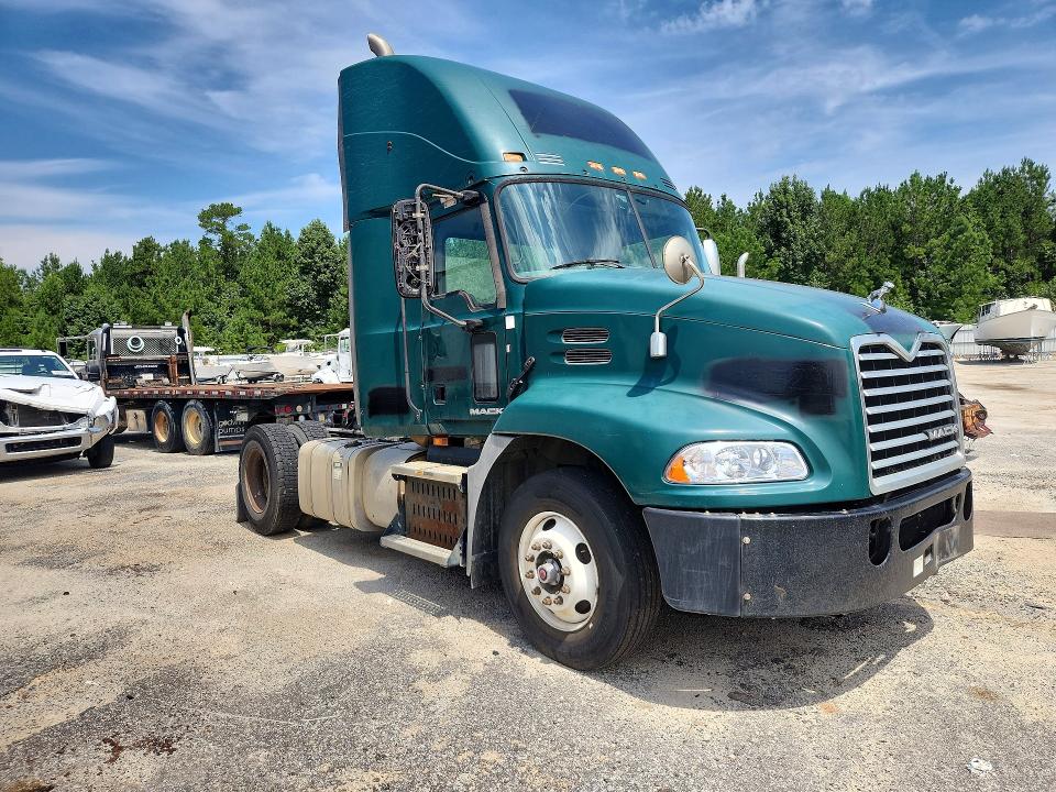 2016 Mack Cxu612 VIN 1M1AW01X8GM008526 COPART salvage auction — MINOR DENT/SCRATCHES, SC - CERTIFICATE OF TITLE (P), sold $2,050 on 2026-09-22 (photo 4)