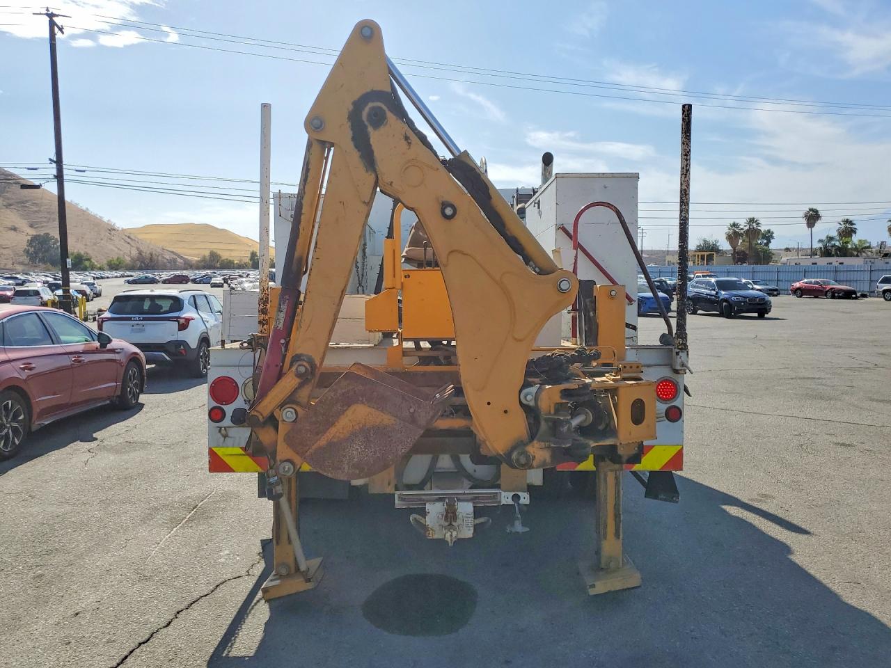 2017 Frht - Freightliner M2 VIN 1FVAHFDX3DHFF1735 COPART salvage auction — Minor Dent/Scratches, CA - DIS/DLR/EXP ONLY CLEAN TITLE, sold $8,200 on 2026-10-01 (photo 6)