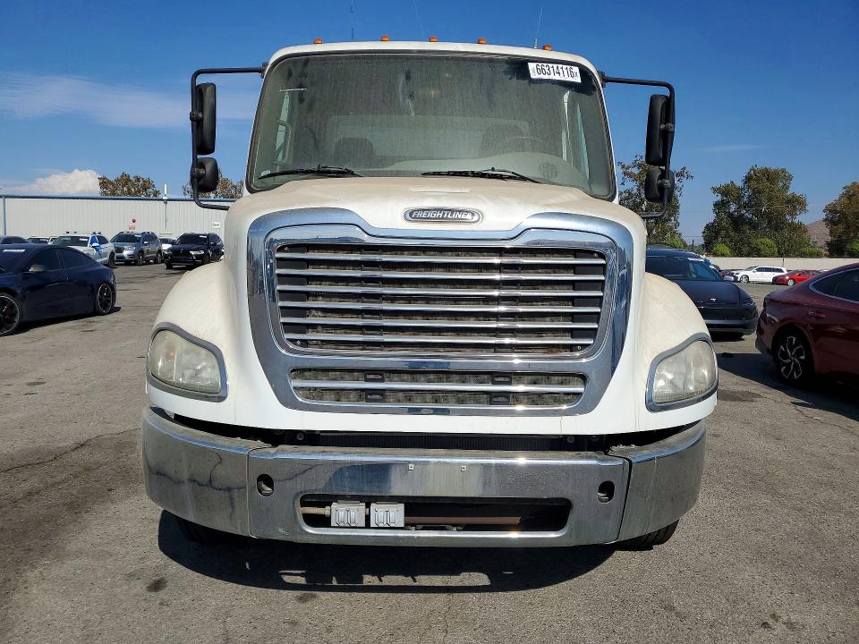 2017 Frht - Freightliner M2 VIN 1FVAHFDX3DHFF1735 COPART salvage auction — MINOR DENT/SCRATCHES, CA - DIS/DLR/EXP ONLY CLEAN TITLE, sold $4,600 on 2026-09-28 (photo 5)