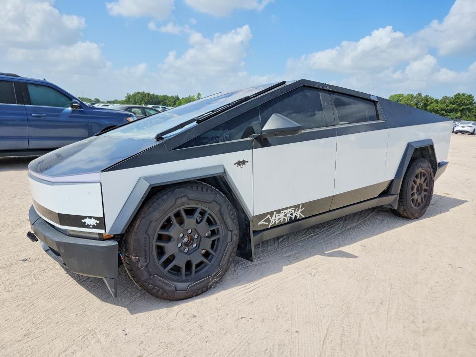 2024 Tesla Cybertruck VIN 7G2CEHEE2RA026867 — COPART salvage auction photo