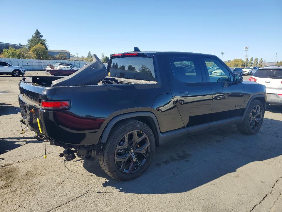 2025 Rivian R1t VIN 7FCTGBAA2SN036560 COPART salvage auction — REAR END, CA - SALVAGE CERTIFICATE, sold $26,250 on 2026-09-18 (photo 3)