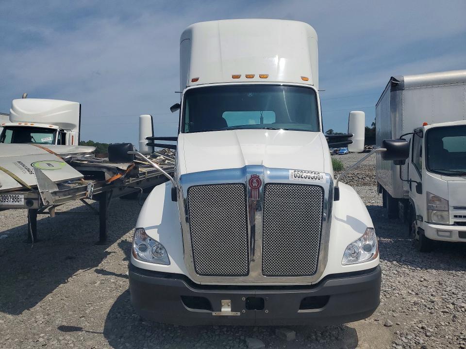 2020 Kenworth T680 VIN 1XKYA48X2LJ404686 COPART salvage auction — MINOR DENT/SCRATCHES, IN - CERTIFICATE OF TITLE, sold $10,200 on 2026-09-08 (photo 5)