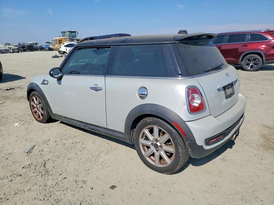2011 Mini Cooper VIN WMWSV3C58BTY15306 COPART salvage auction — SIDE, Ca - Dis/Dlr/Exp Only Clean Title, sold $300 on 2026-09-10 (photo 2)