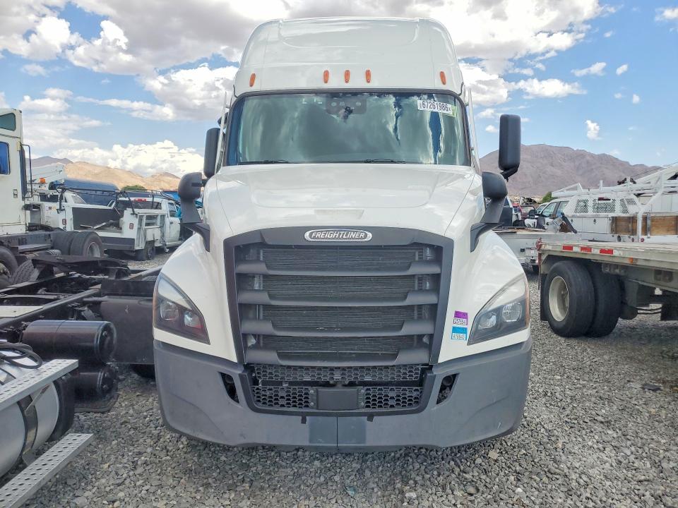 2022 Freightliner Cascadia 126 VIN 3AKJHHDR9NSNN7349 COPART salvage auction — MINOR DENT/SCRATCHES, IN - CERTIFICATE OF TITLE, sold $17,000 on 2026-09-18 (photo 5)