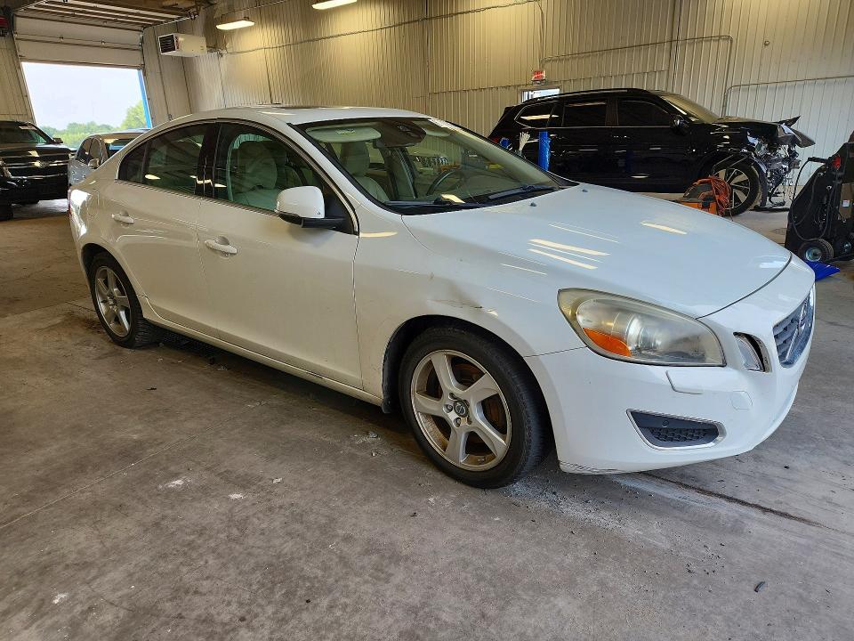 2013 Volvo S60 VIN YV1612FH9D2184004 COPART salvage auction — WATER/FLOOD, MN - CERT OF TITLE-PR SALV FLOOD, sold $250 on 2026-08-06 (photo 4)