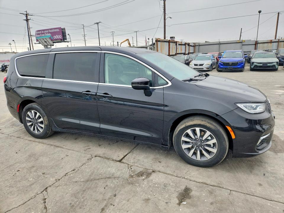 2023 Chrysler Pacifica VIN 2C4RC1L75PR626219 COPART salvage auction — MINOR DENT/SCRATCHES, Ca - Salvage Certificate, sold $11,400 on 2026-08-17 (photo 4)