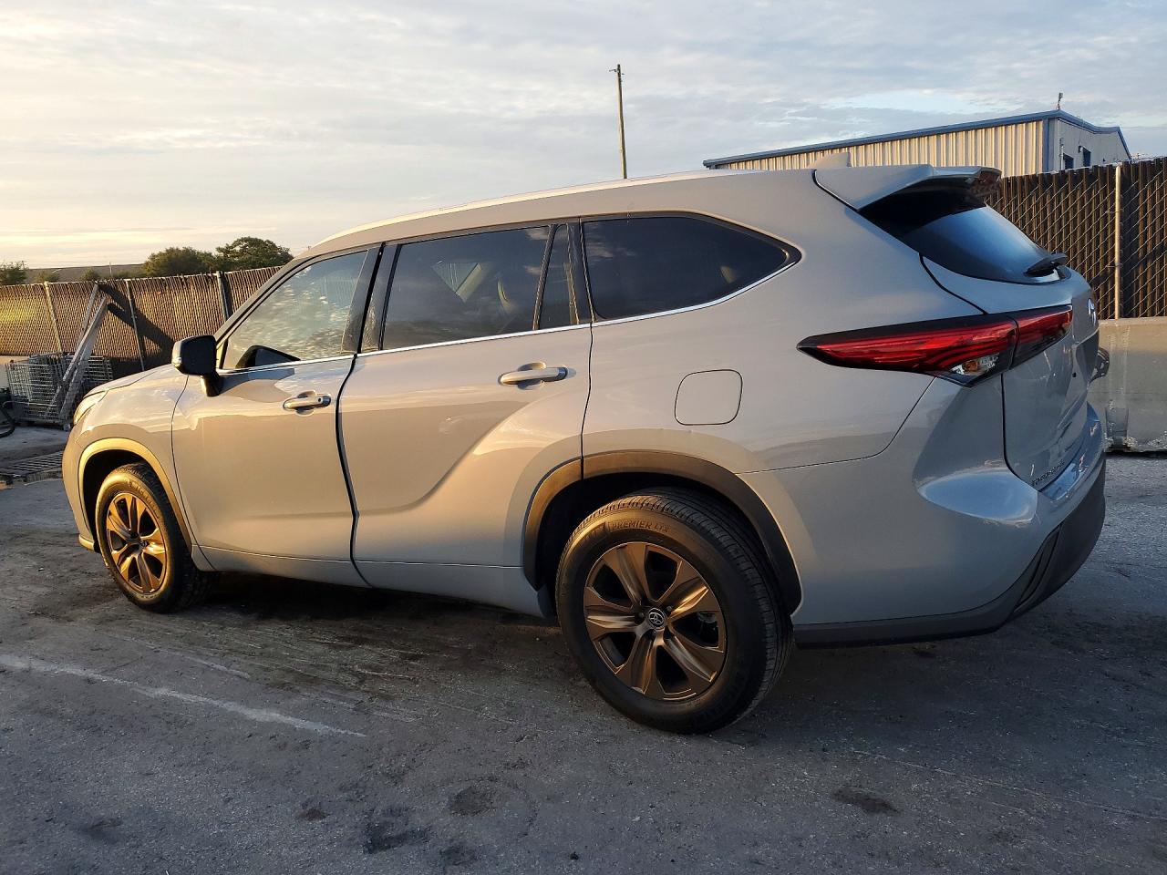2022 Toyota Highlander VIN 5TDAARAH2NS514429 COPART salvage auction — Minor Dent/Scratches, FL - CERTIFICATE OF TITLE, sold $20,300 on 2026-08-21 (photo 2)