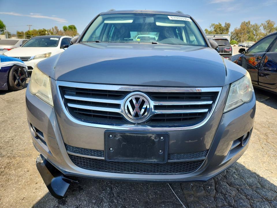2010 Volkswagen Tiguan VIN WVGAV9AX6AW518792 COPART salvage auction — MINOR DENT/SCRATCHES, CA - DIS/DLR/EXP ONLY CLEAN TITLE, sold $125 on 2026-08-13 (photo 5)