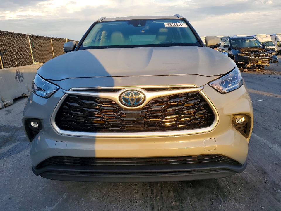 2022 Toyota Highlander VIN 5TDAARAH2NS514429 COPART salvage auction — MINOR DENT/SCRATCHES, FL - CERTIFICATE OF TITLE, sold $22,500 on 2026-08-29 (photo 5)
